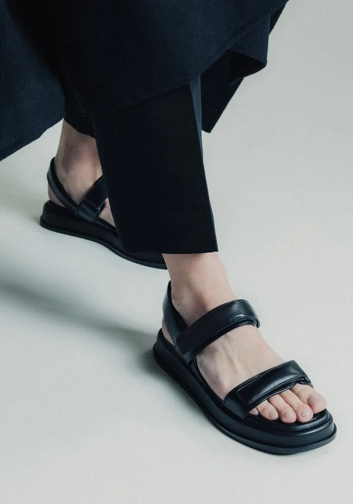 THE SPORTY SANDAL BLACK